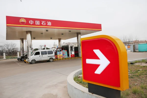Αρχείο Αυτοκίνητα Ανεφοδιάστηκε Ένα Βενζινάδικο Της Cnpc Κίνα Εθνική Πετρελαϊκή — Φωτογραφία Αρχείου