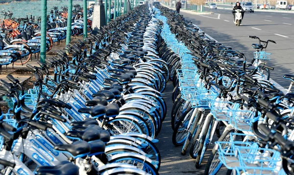 Ποδήλατα Hellobike Και Άλλες Κινεζικές Υπηρεσίες Ποδήλατο Επιμερισμού Παρατάσσονται Ένα — Φωτογραφία Αρχείου