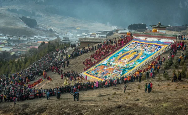 Lamas Och Lokalbefolkningen Titta Stor Thangka Buddha Vid Langmu Templet — Stockfoto