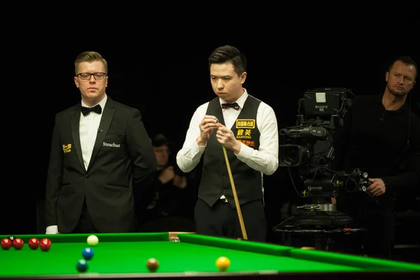 Xiao Guodong Chin Chalks Jego Cue Uzna Strzał Mark Selby — Zdjęcie stockowe