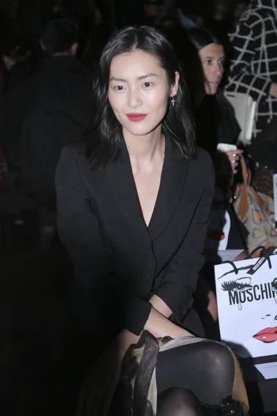 Čínská Supermodelka Liu Wen Navštěvuje Moschino Show Během Milánské Módní — Stock fotografie