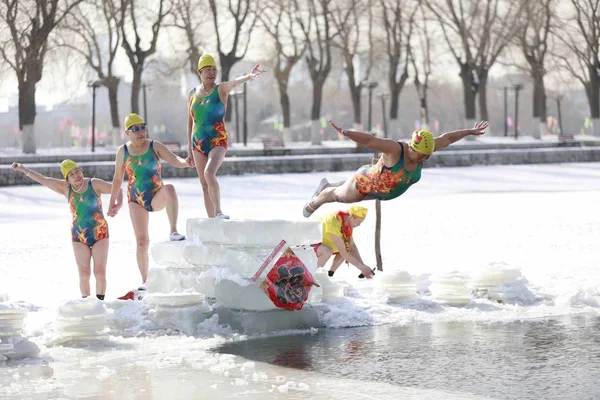 Čínský Nadšence Plaveckým Koupáním Podává Zábavné Potápění Bíbském Parku Městě — Stock fotografie