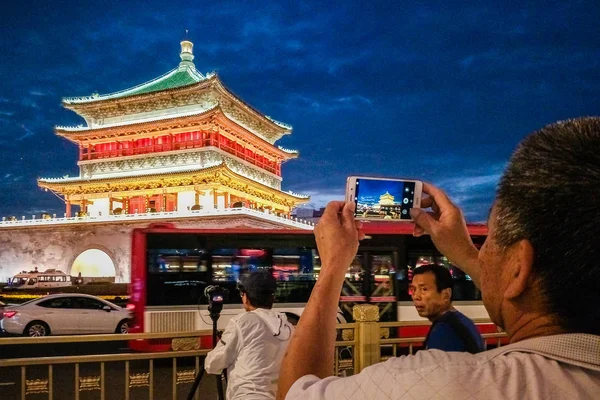 Çin Kuzeybatısındaki Shaanxi Eyaletindeki Şehrindeki Çan Kulesi Nin Fotoğraflarını Çeken — Stok fotoğraf