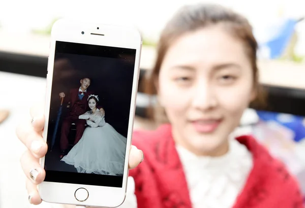 Mulher Chinesa Anos Idade Xuewei Mostra Uma Foto Especial Casamento — Fotografia de Stock