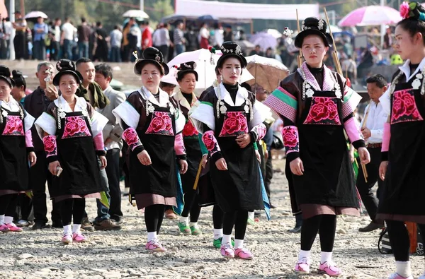 Čínské Dívky Etnické Menšiny Miao Oblečen Tradičním Oblečení Zdobené Stříbro — Stock fotografie