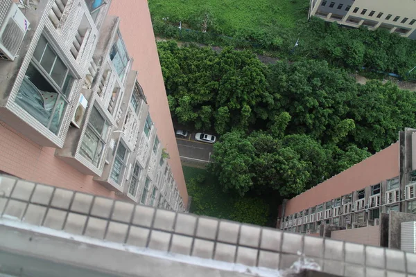 2018年6月23日 在中国广东省广州市一栋高层住宅公寓楼里 一个顽皮的男孩被困在一个小窗台上 里面存放着一个空调单元 — 图库照片