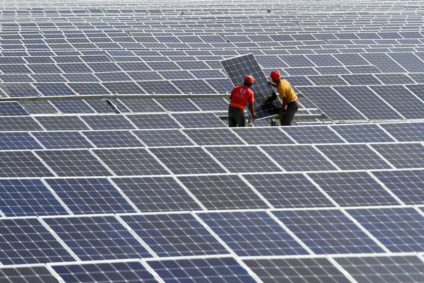 Trabalhadores Chineses Instalam Painéis Solares Uma Usina Fotovoltaica Cidade Huaian — Fotografia de Stock