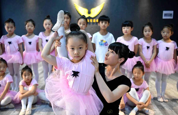 Professor Chinês Ajuda Uma Jovem Garota Esticar Perna Para Aprender — Fotografia de Stock