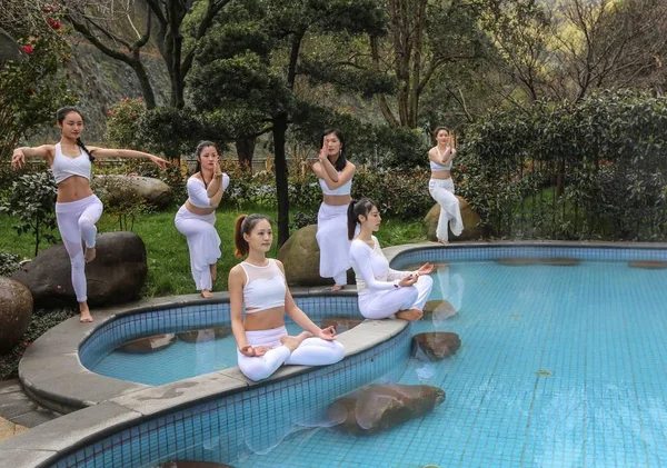 Chinesische Yoga Liebhaber Praktizieren Andi Heißen Quellen Zur Feier Des — Stockfoto