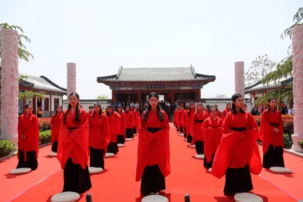 Čínské Dívky Oblečené Tradičních Krojích Han Zúčastnit Puberty Ritu Během — Stock fotografie