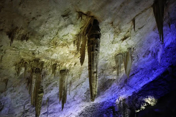 Grotte Zhijin Est Illuminée Par Des Lumières Colorées Dans Comté — Photo