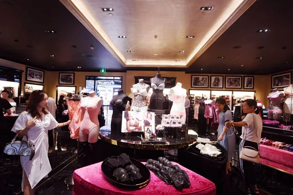 Female Chinese Customers Shopping Lingerie Store Victoria Secret Hangzhou City — Stock Photo, Image