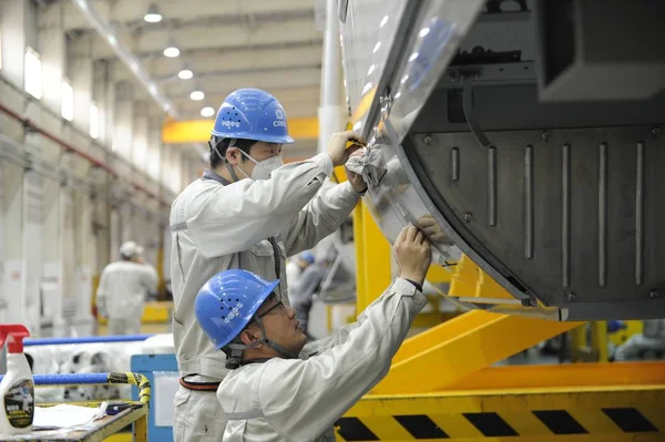 Los Trabajadores Construyen Tren Bala Una Fábrica Crrc Qingdao Ltd —  Fotos de Stock