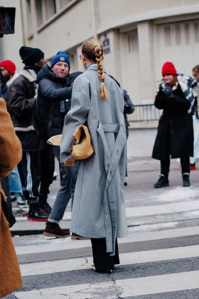 Trendy Pedestrian Walks Street Paris Fashion Week Fall Winter 2018 — стоковое фото