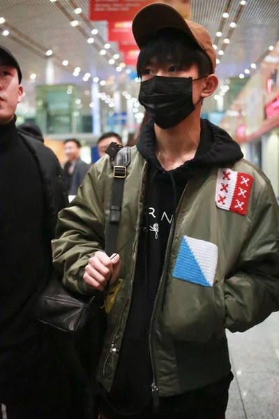 Jackson Yee Eller Yangqianxi Kinesisk Pojke Gruppen Tfboys Avbildas Som — Stockfoto