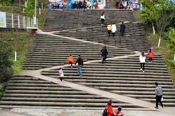 Туристы Местные Жители Поднимаются Горной Лестнице Ходят Горной Дороге Зигзаг — стоковое фото