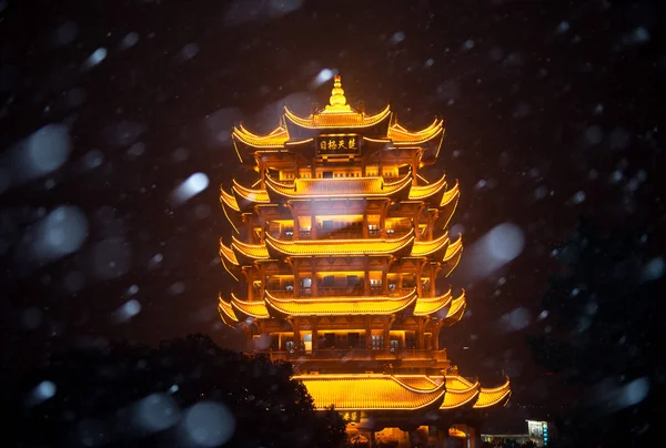 Vista Della Illuminante Torre Della Gru Gialla Nella Neve Notte — Foto Stock