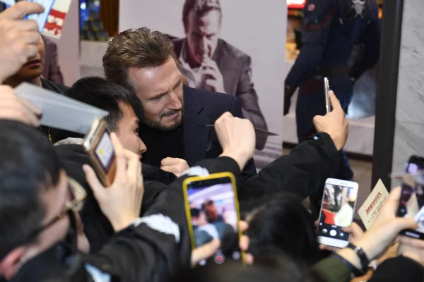 Attore Hollywoodiano Liam Neeson Firma Autografi Fan Mentre Arriva Sul — Foto Stock