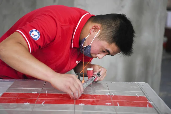 Participant Shows Wall Tiling Skill Attends Worldskills China Qualification Competition — стоковое фото