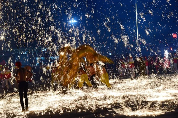 溶鉄の水によって作成された火花はねた高空に Datiehua のパフォーマンス中に龍踊りを実行の演奏者や 鉄花ビート 今後のランタン フェスティバルや桐梓県で春祭りをマークするには — ストック写真