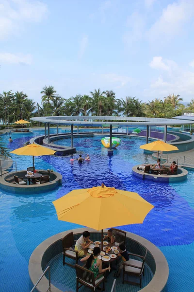 Kunder Äter Utomhusrestaurang Swimmingpool Ett Hotell Sanya City Södra Kinas — Stockfoto