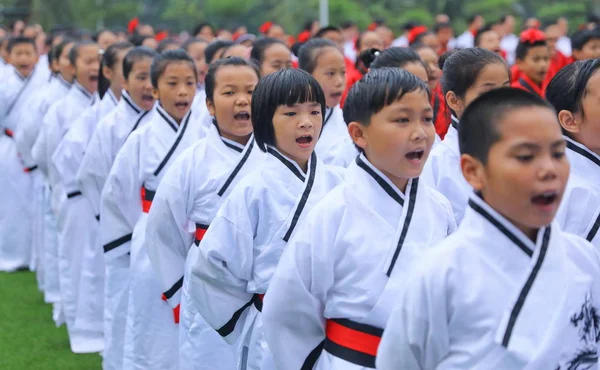 伝統的な衣装を着た中国のティーンエイジャーは 中国南部の海南省海口市の学校で古代の詩を暗唱します 2018年4月18日 — ストック写真
