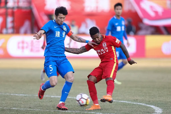 Futbolista Brasileño Marinho Derecha Changchun Yatai Patea Pelota Para Hacer —  Fotos de Stock