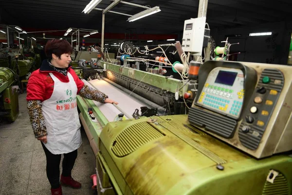 Una Trabajadora China Encarga Producción Seda Para Ser Exportada Una —  Fotos de Stock