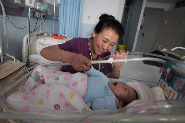 Medico Esamina Bambino Prematuro Nome Chen Yuanmeng Nato Settimane Buona — Foto Stock
