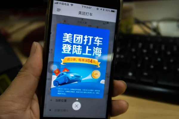 Ein Handynutzer Nutzt Die Mobile App Meituan Dache Den Car — Stockfoto