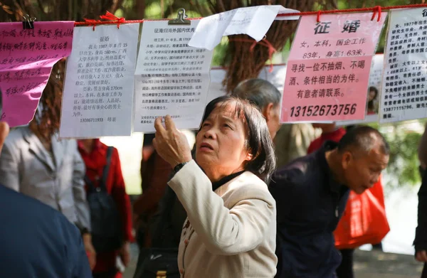 Les Parents Chinois Affichent Les Informations Personnelles Leurs Enfants Célibataires — Photo
