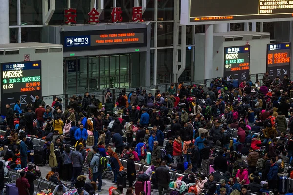 Kinesiska Passagerare Vänta För Deras Tåg Shenzhendong Stationen Spring Festival — Stockfoto