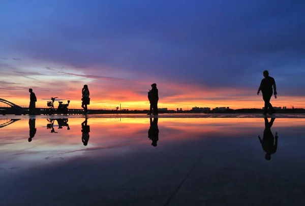 Pedoni Visitatori Camminano Lungo Fiume Songhuajiang Fiume Songhua Silhouette Tramonto — Foto Stock