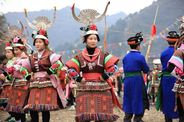 Čínské Dívky Etnické Menšiny Miao Oblečen Tradičním Oblečení Zdobené Stříbro — Stock fotografie