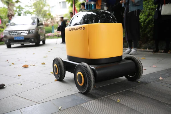 월롱이 중국에서 하나인 Suning Com 회사의 로봇의 소포는 중국의 파일럿 — 스톡 사진