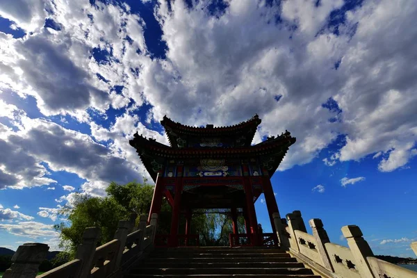 2018年6月27日 中国北京蓝天下的圆明园昆明湖场景 — 图库照片