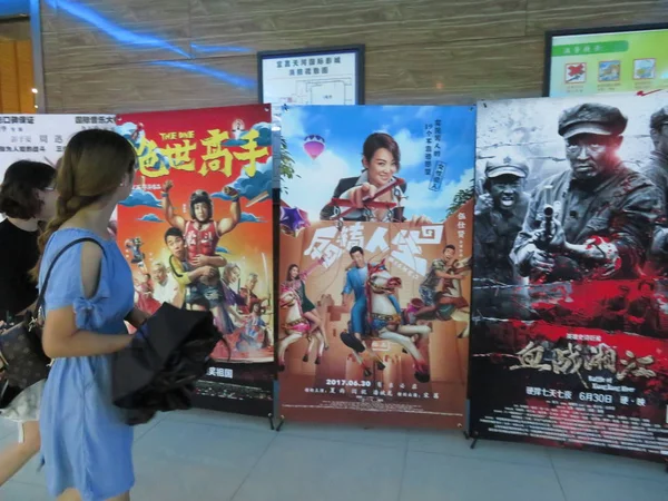 Des Piétons Chinois Regardent Des Affiches Dans Cinéma Ville Yichang — Photo