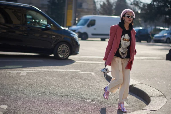 Trendy Pedestrian Walks Street Paris Fashion Week Fall Winter 2018 — стоковое фото