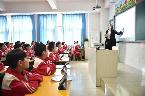 Μαθητές Χρησιμοποιούν Tablet Pcs Καθώς Έχουν Ένα Μάθημα Στην Τάξη — Φωτογραφία Αρχείου