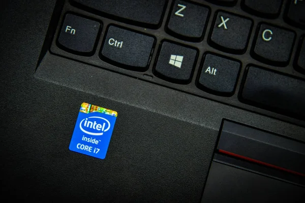 Μια Σήμανση Της Intel Εμφανίζεται Επικολλάται Ένα Φορητό Υπολογιστή Στο — Φωτογραφία Αρχείου
