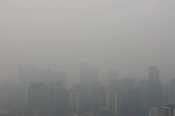 Edificios Residenciales Gran Altura Ven Vagamente Niebla Pesada Neblina Beijing —  Fotos de Stock