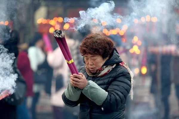 ファイル 中国崇拝者を燃やすランタン フェスティバルは中国東部の江蘇省 2018 日安市の寺での幸運を祈願する線香 — ストック写真