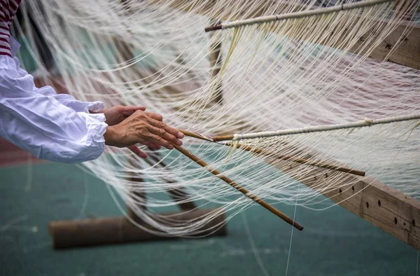 Trabajador Hace Fideos Finos Hechos Mano Aldea Houyu Distrito Jin — Foto de Stock