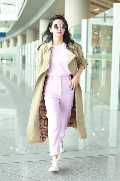 Actrița Chineză Bingbing Îndreaptă Spre Ieșire După Aterizarea Aeroportul Internațional — Fotografie, imagine de stoc