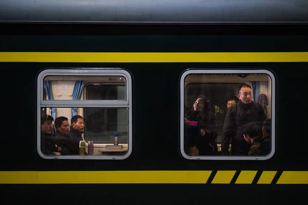 Kinesiska Passagerare Avbildade Ett Tåg Shenzhendong Stationen Spring Festival Resa — Stockfoto