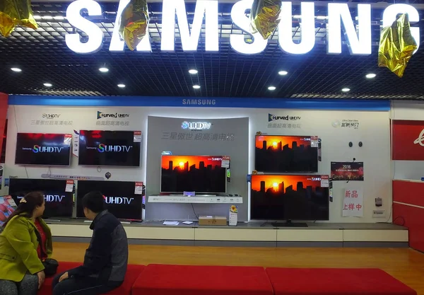 Clientes Chineses Sentam Nas Cadeiras Balcão Samsung Uma Loja Eletrodomésticos — Fotografia de Stock