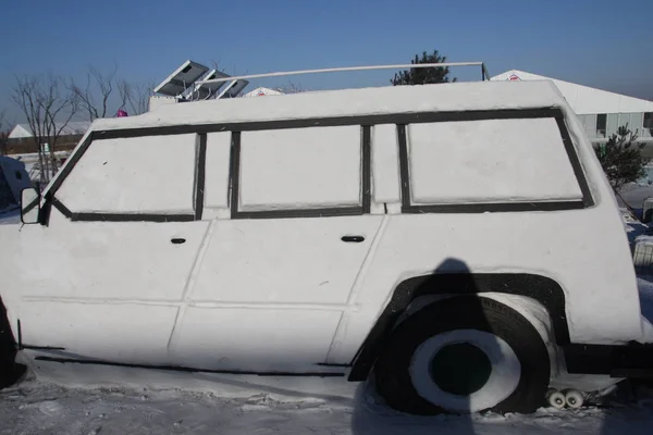 Eine Schneeskulptur Der Form Eines Jeepfahrzeugs Wird Der Stadt Harbin — Stockfoto