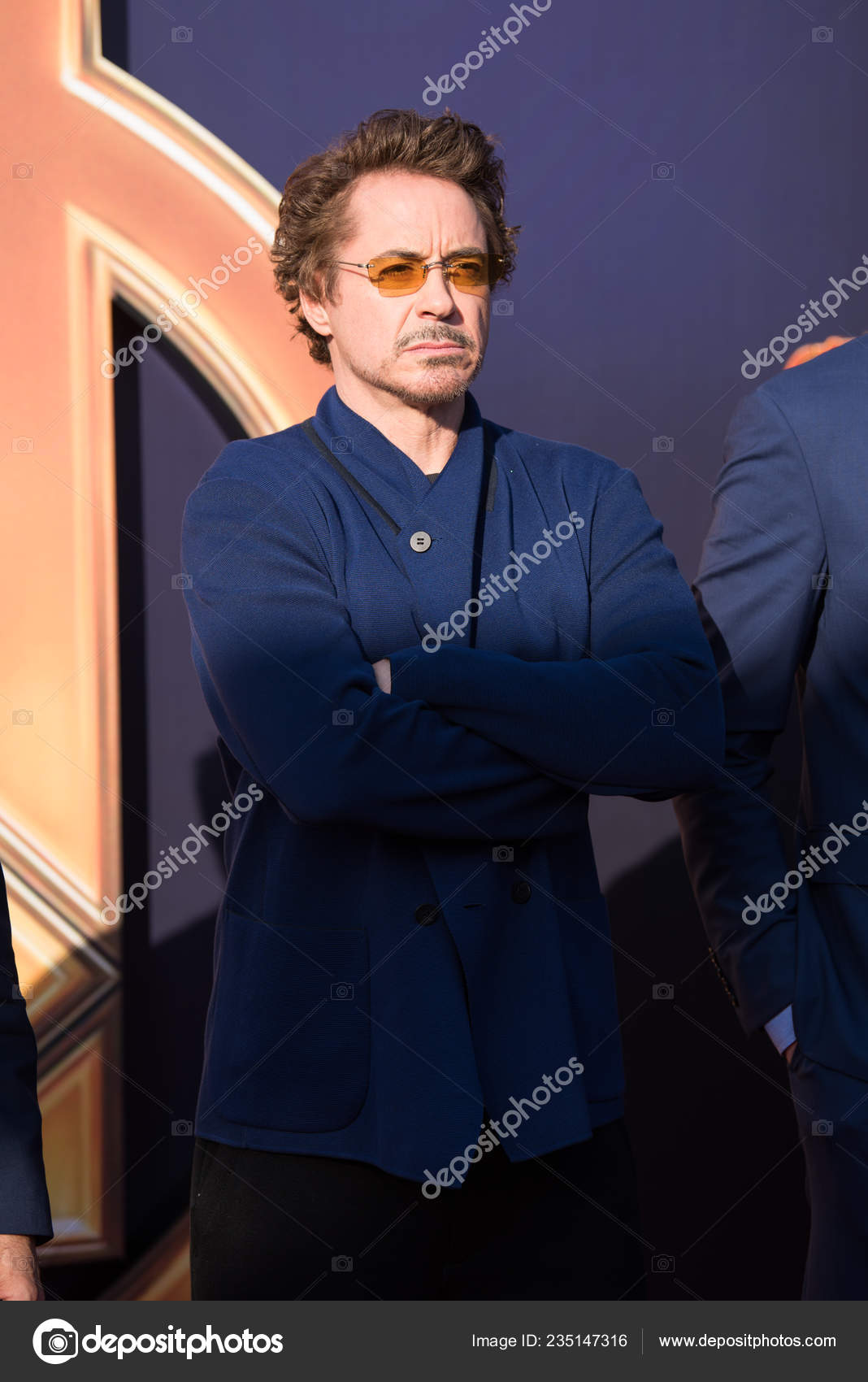 アメリカの俳優 歌手のロバート ダウニー を提起彼が 2018 日彼の新しい映画 アベンジャーズ 無限戦争 上海でのプロモーション イベントのレッド  — ストック編集用写真©IC Photo#235147316, image size:1068x1700