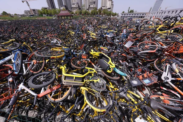 Bicicletas Serviços Chineses Compartilhamento Bicicletas São Empilhadas Redor Dentro Pavilhão — Fotografia de Stock