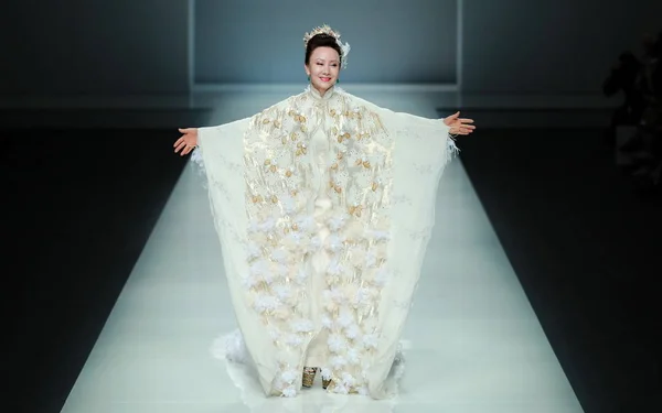Модель Демонстрирует Новое Творение Показе Мод Moliere Sunhong Qianmei Время — стоковое фото